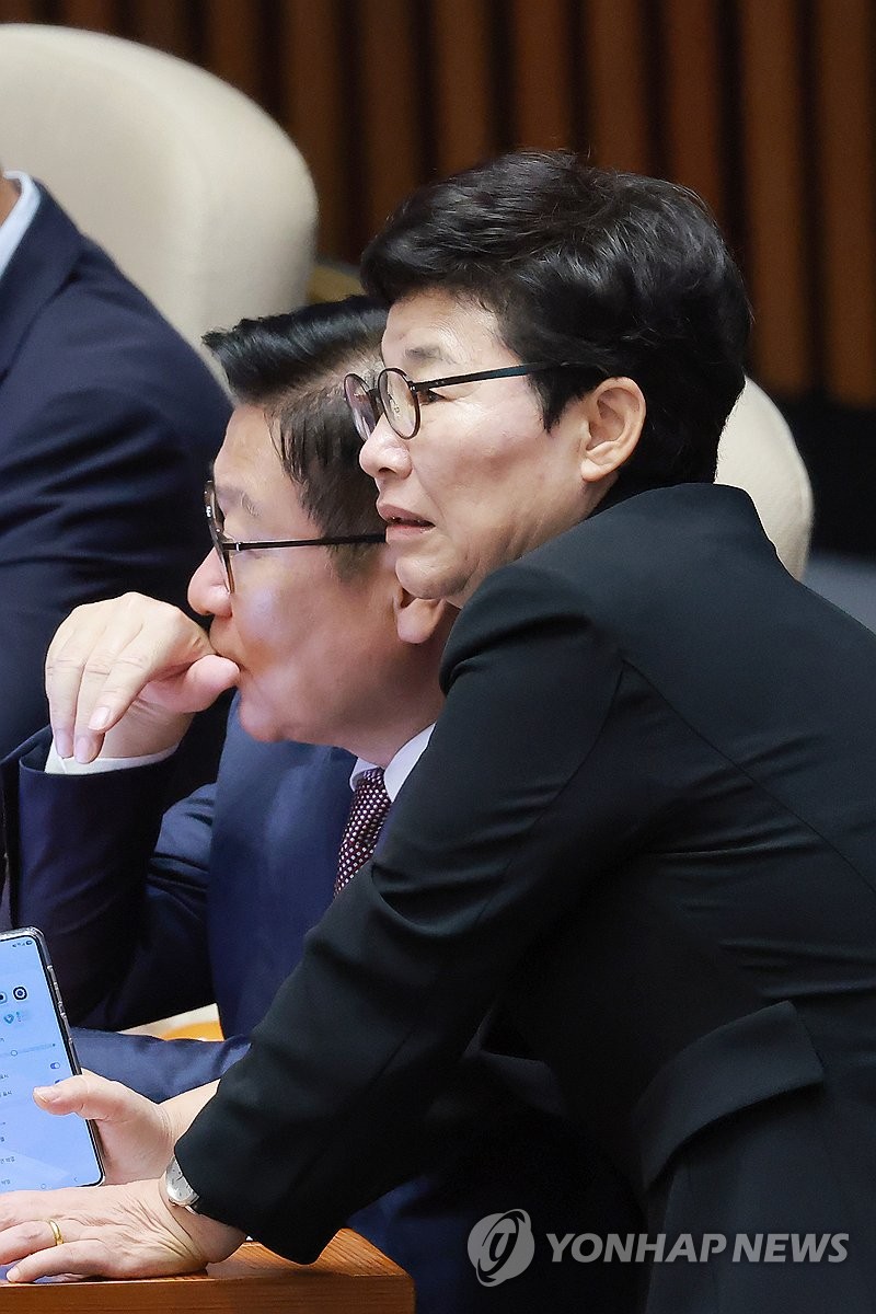 국민의힘 정점식 원내대표와 임이자 의원
