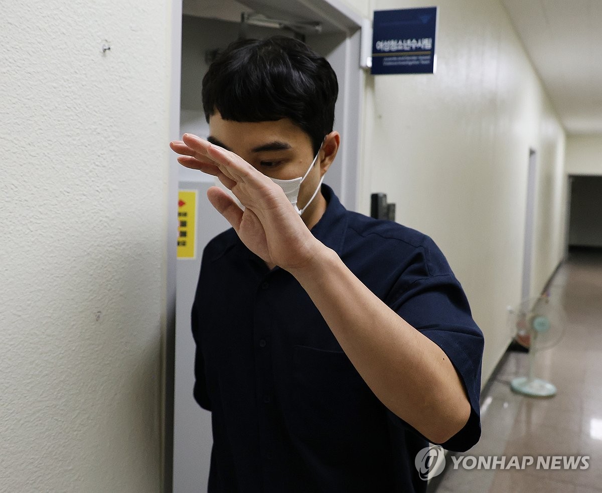 경찰, '아동 성매매' 최영중 전 청주시의원 15시간 밤샘 조사