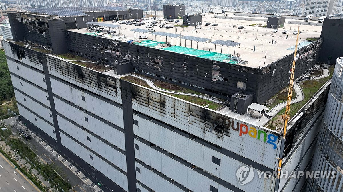 화재 발생 나흘 만에 진화된 인천 서해구 쿠팡 물류센터 모습