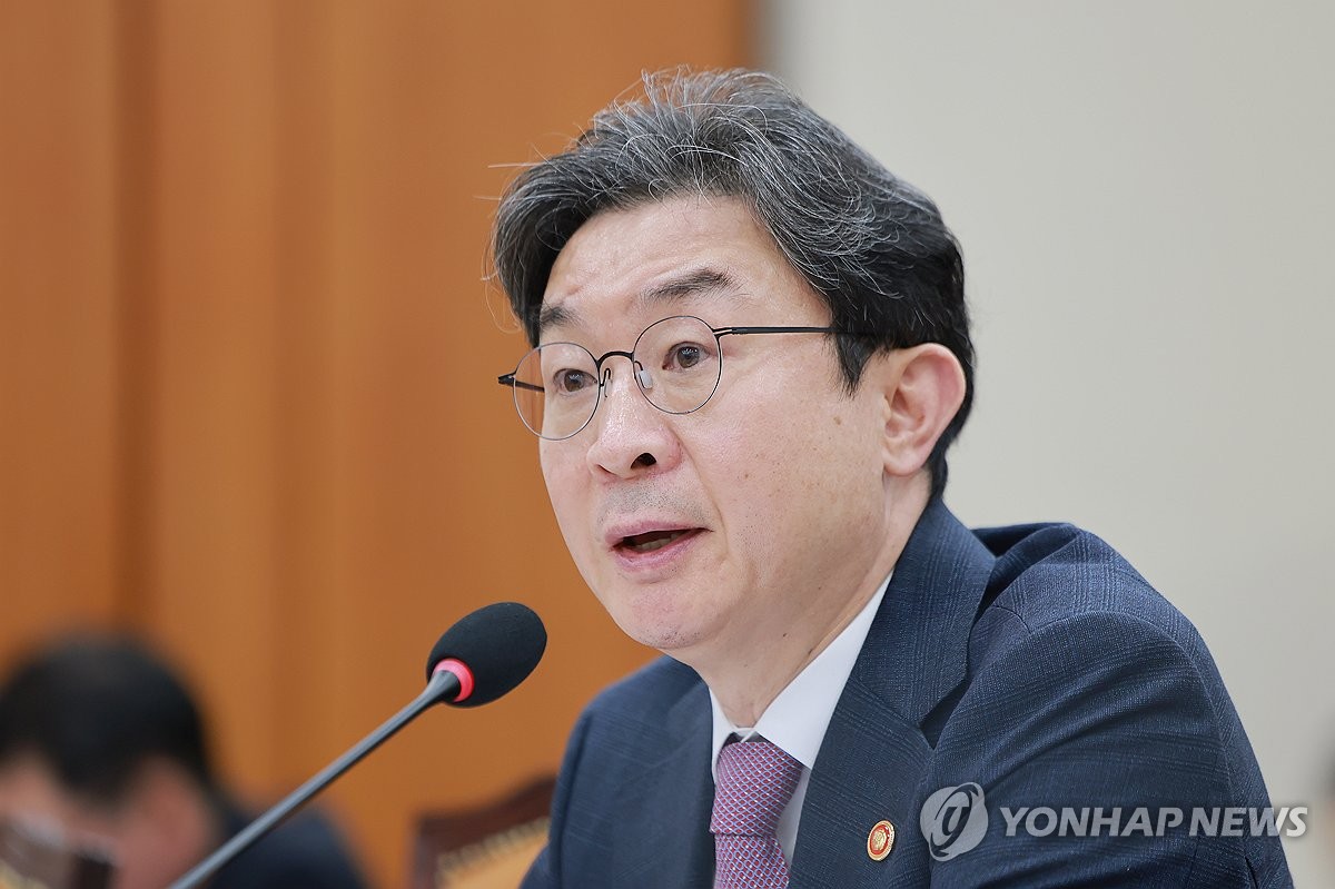 정무위 전체회의에서 답변하는 이억원 금융위원장