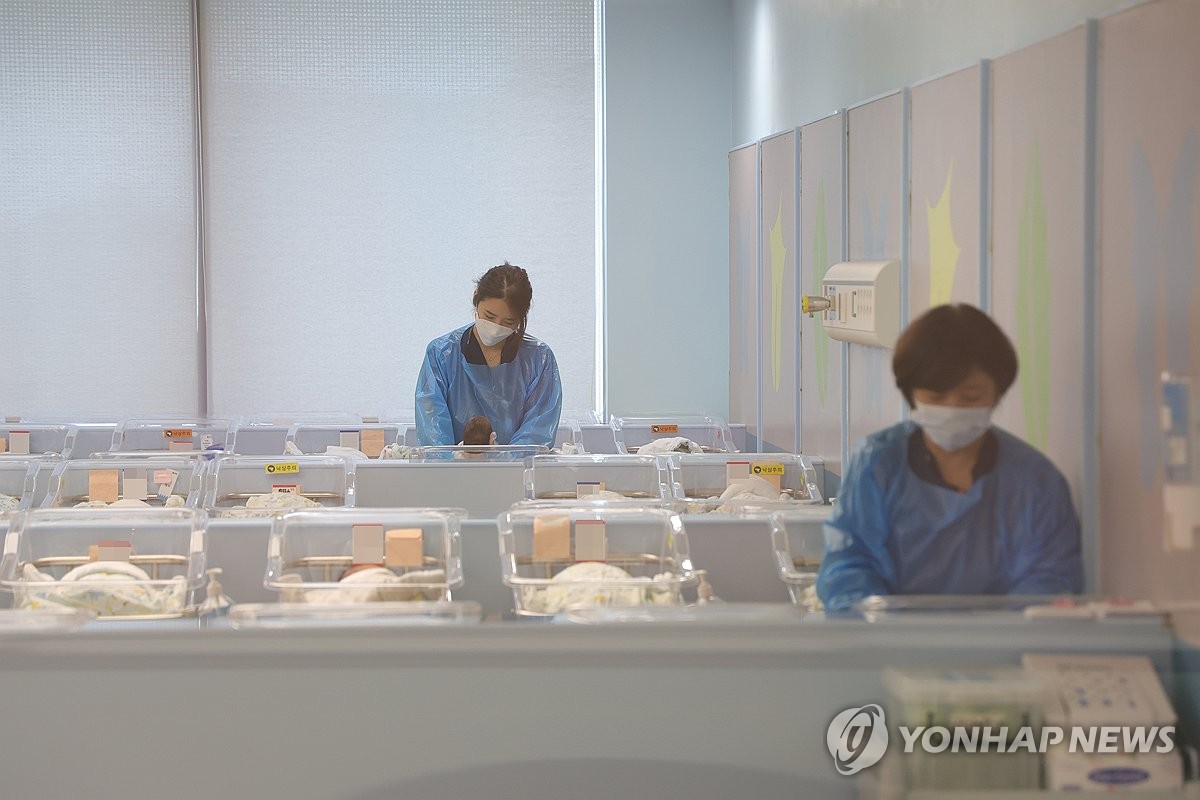 신생아 돌보는 간호사들