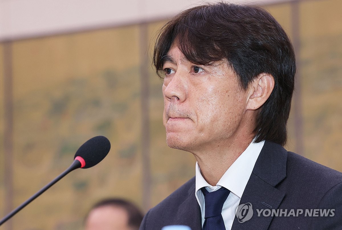 의원 질의 듣는 홍명보 전 감독