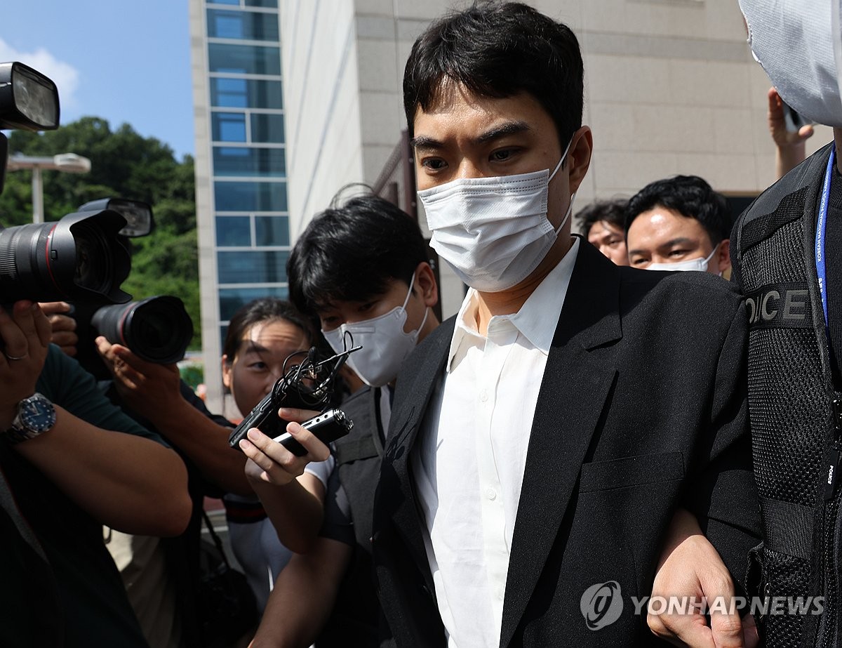 영장 심사 마치고 나오는 최영중