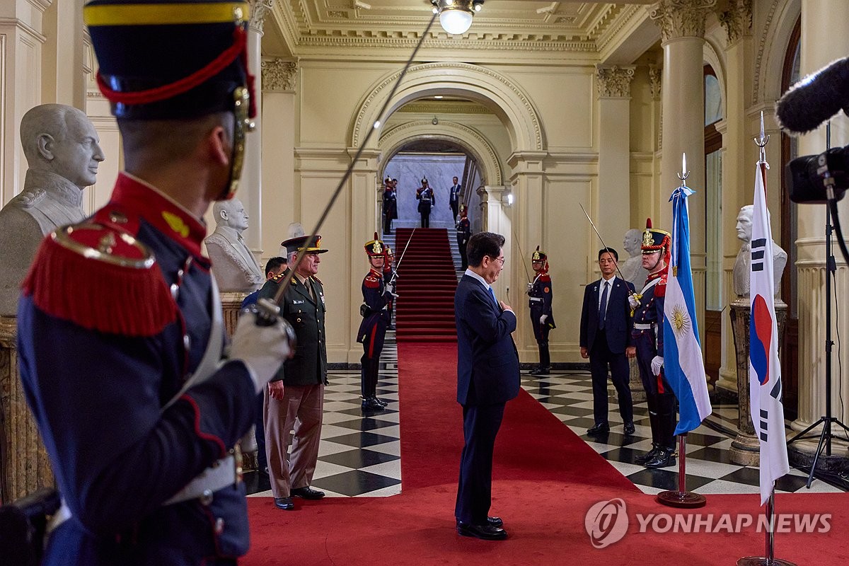 국기에 예를 표하는 이재명 대통령