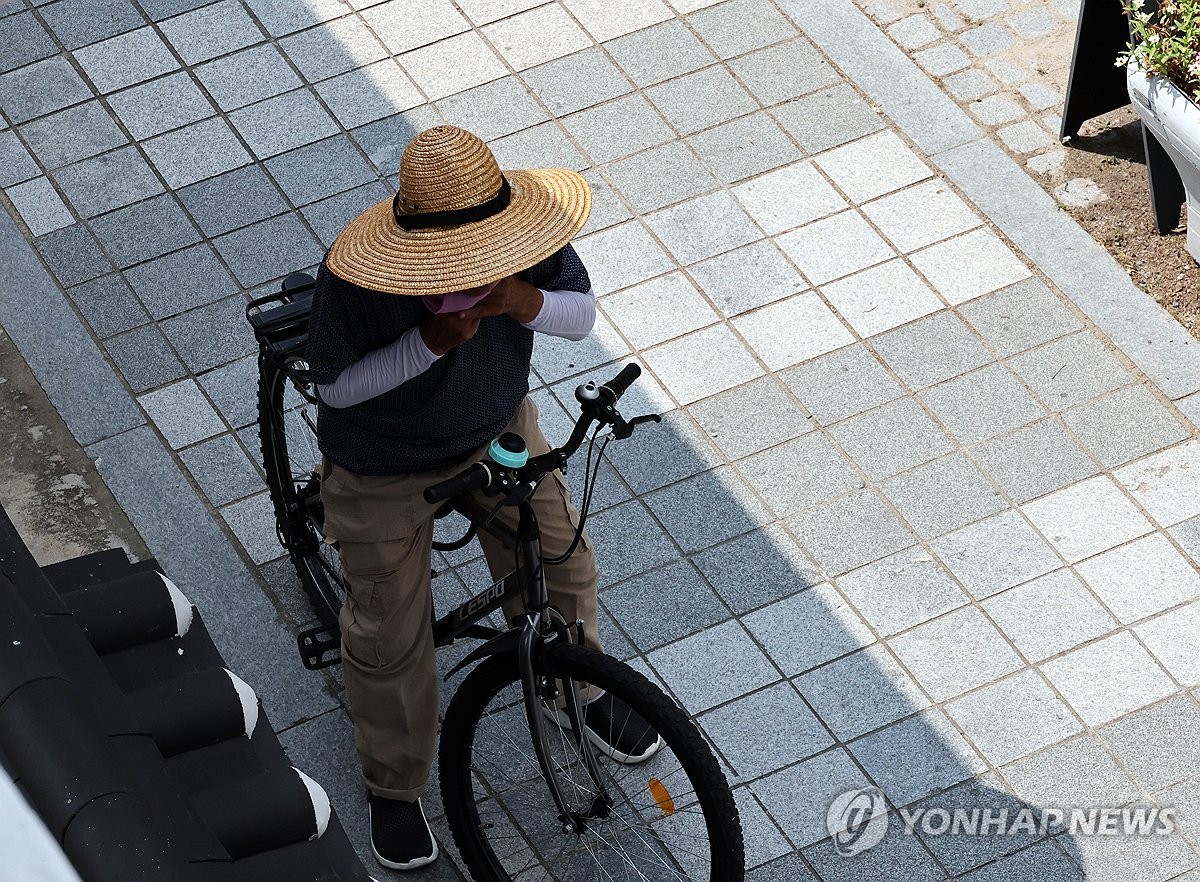 모자 고쳐쓰기도 그늘 아래에서