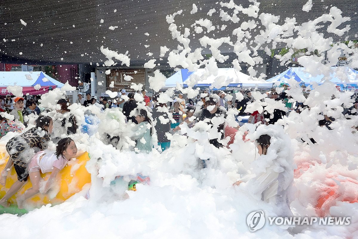 금남로에서 맞는 8월의 눈
