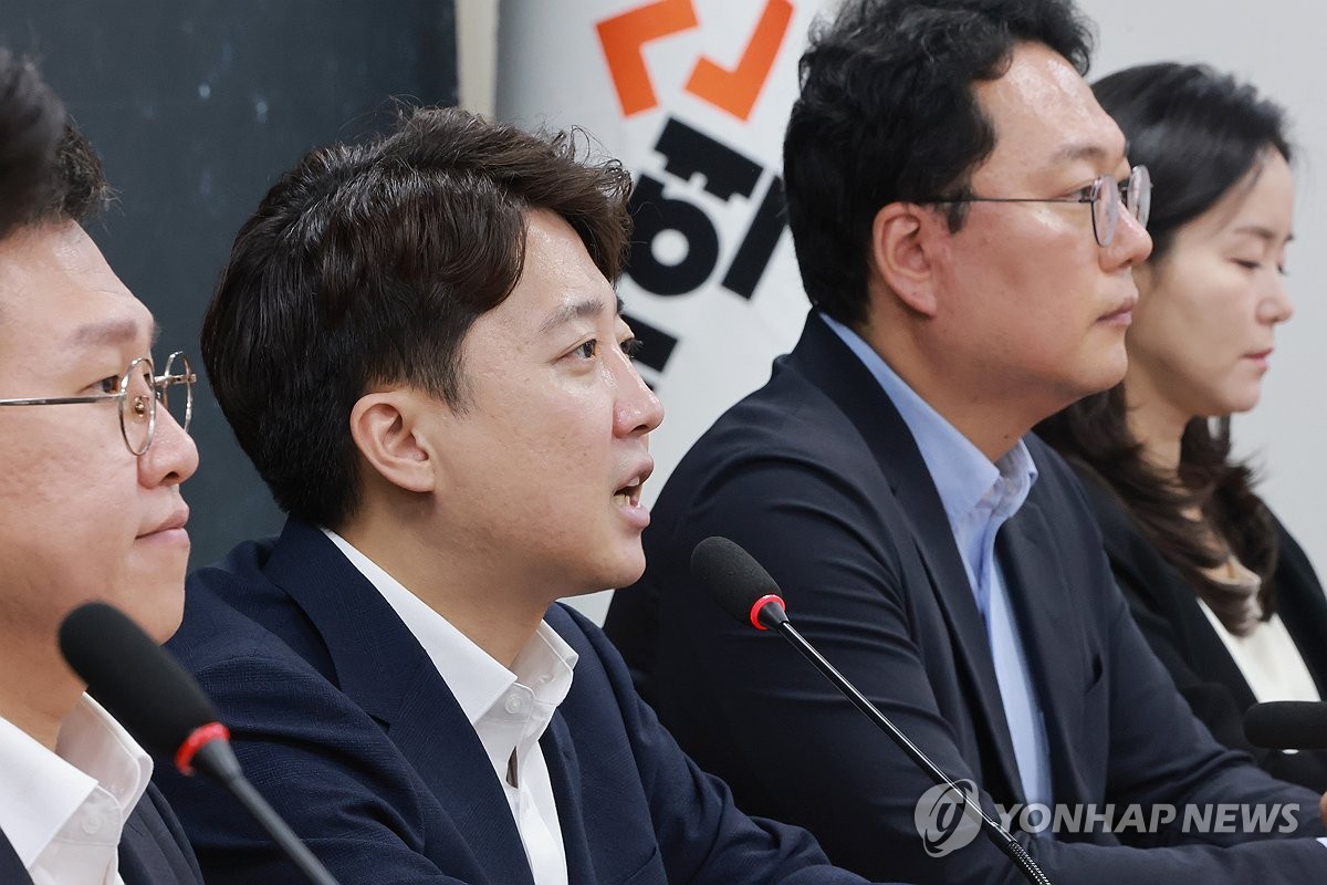 최고위원회의에서 발언하는 개혁신당 이준석 대표