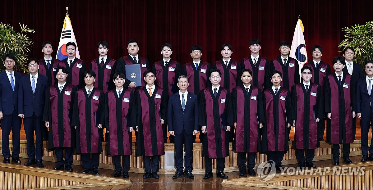 신임 검사들과 기념촬영 하는 정성호 장관