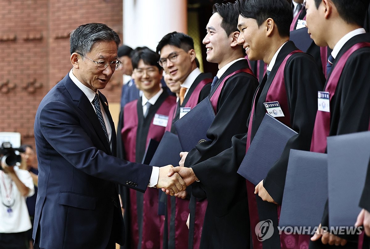 신임 검사들과 인사하는 정성호 장관