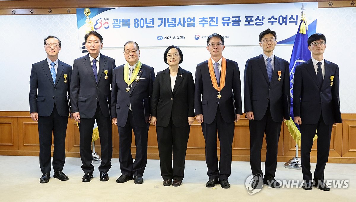 훈장 수상자와 기념촬영하는 한성숙 국무총리