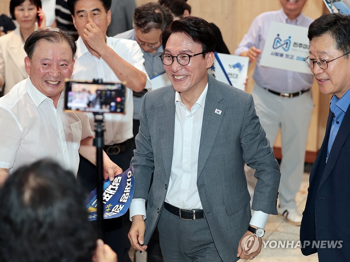 당원과 인사 나누는 더불어민주당 김민석 당 대표 후보