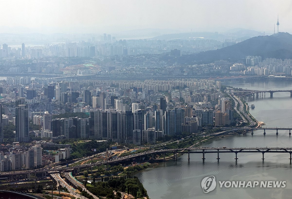 이 대통령, 순방 마치자마자 부동산 점검