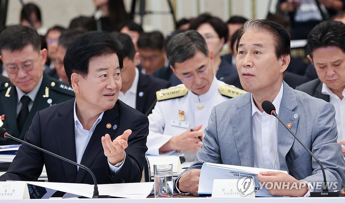 대화하는 정동영 장관과 권오을 장관