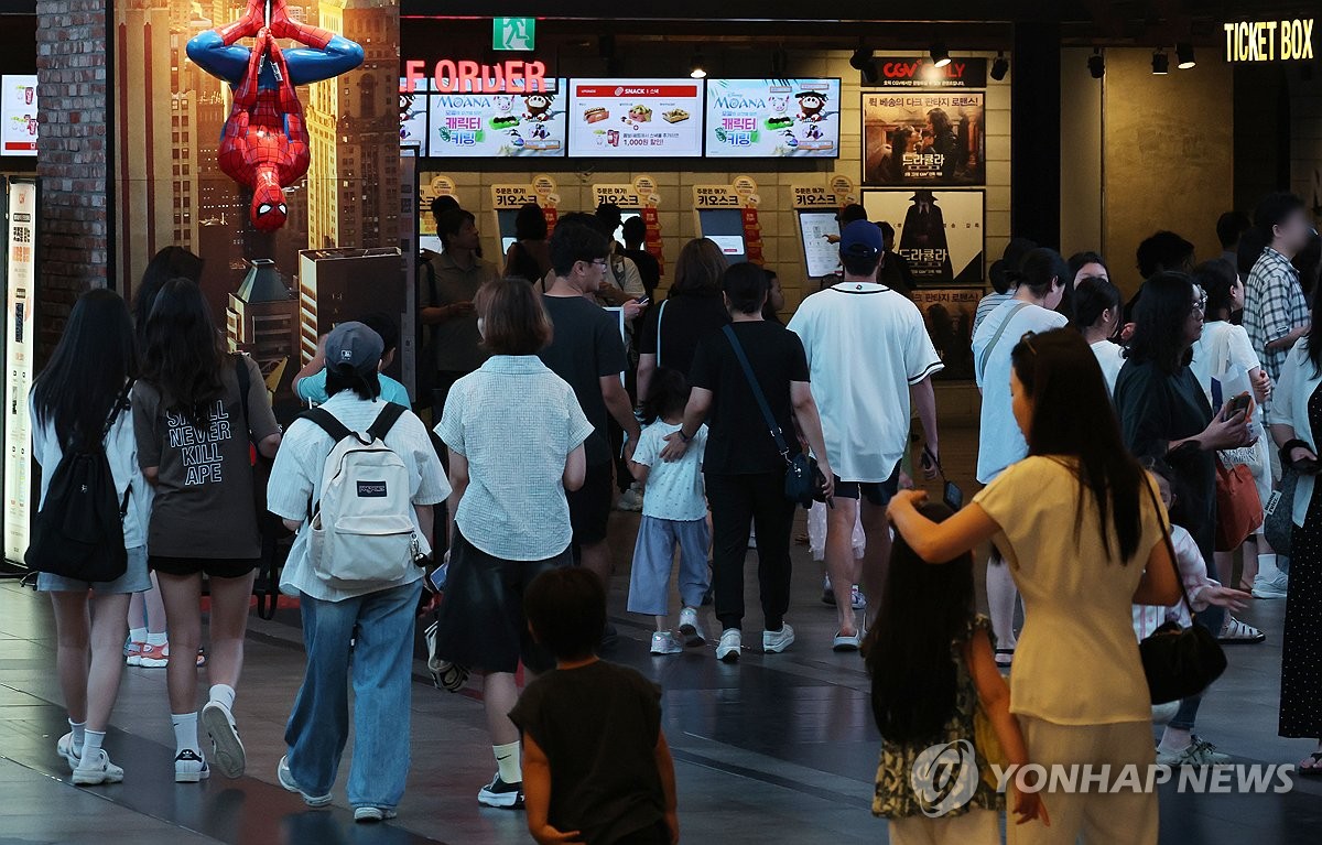 40도 넘나드는 폭염에 피서지 바뀌었다... 붐비는 영화관