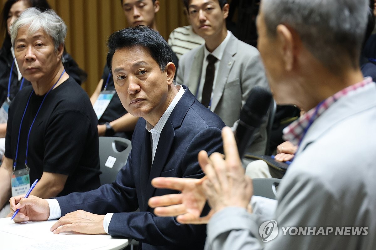 부동산 정상화 시민 토론 경청하는 오세훈 서울시장