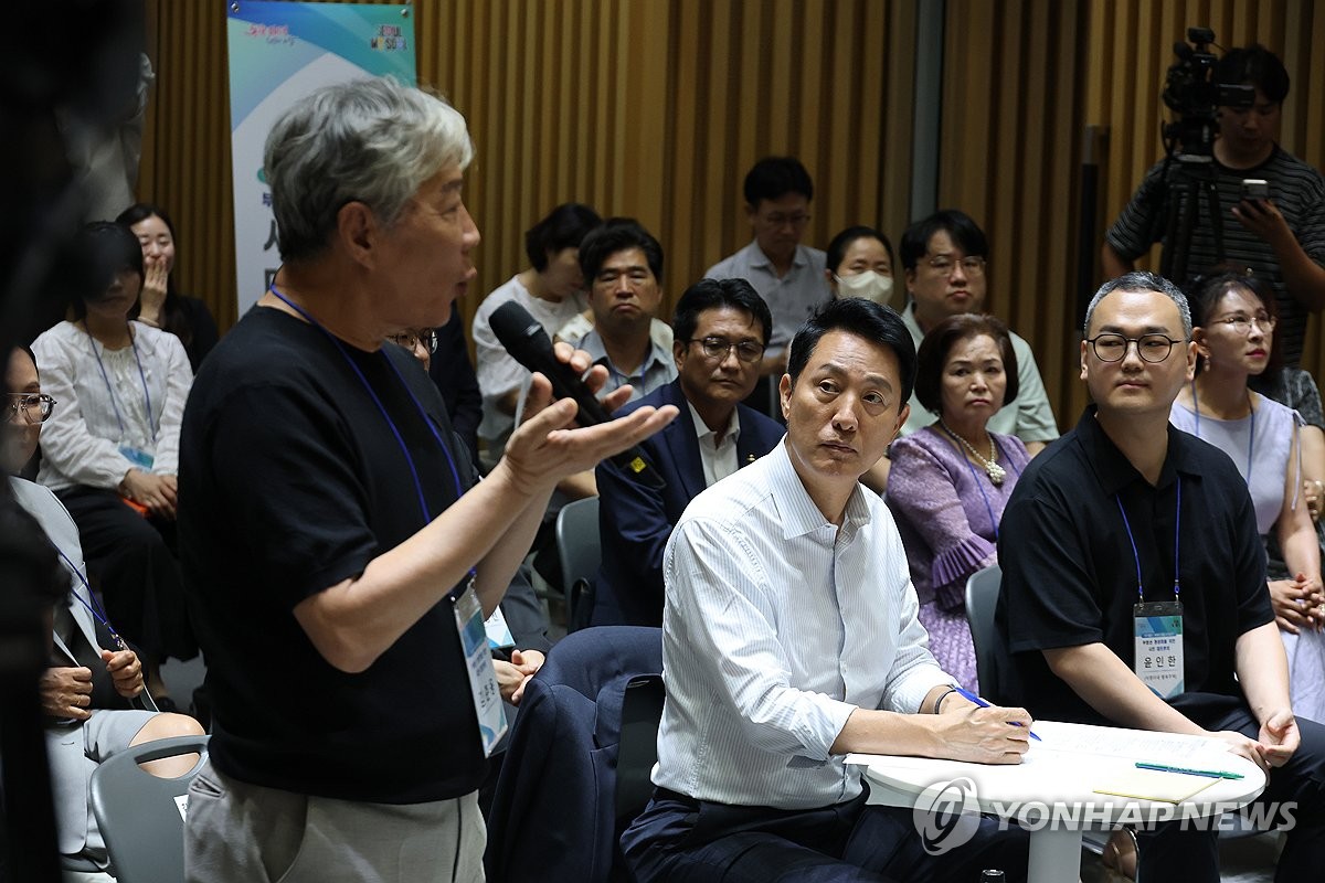 부동산 정상화 시민 토론 경청하는 오세훈 서울시장