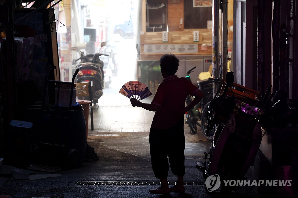 폭염 속 썰렁한 재래시장
