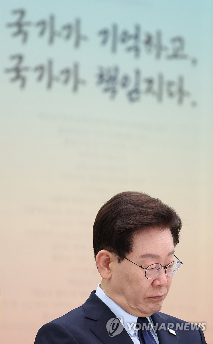 참석자 발언 듣는 이재명 대통령