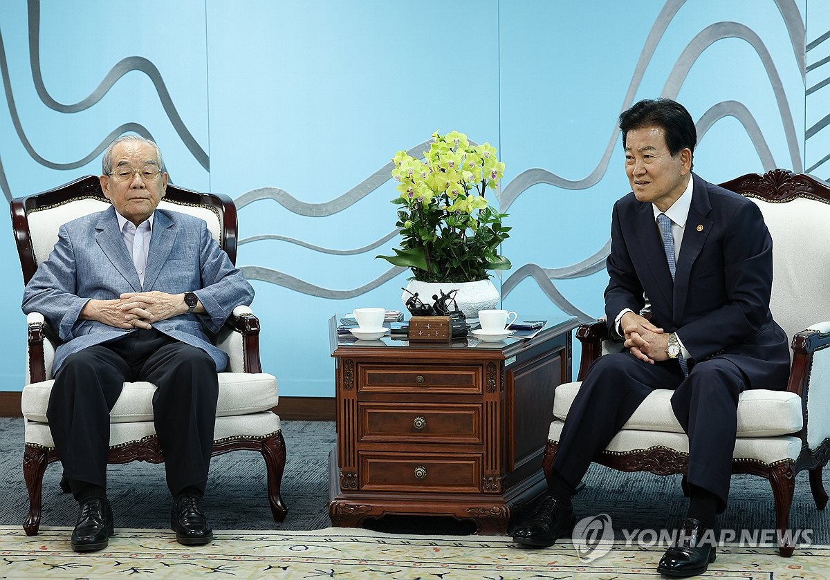 평화통일고문회의 위원들과 차담회 하는 정동영 장관