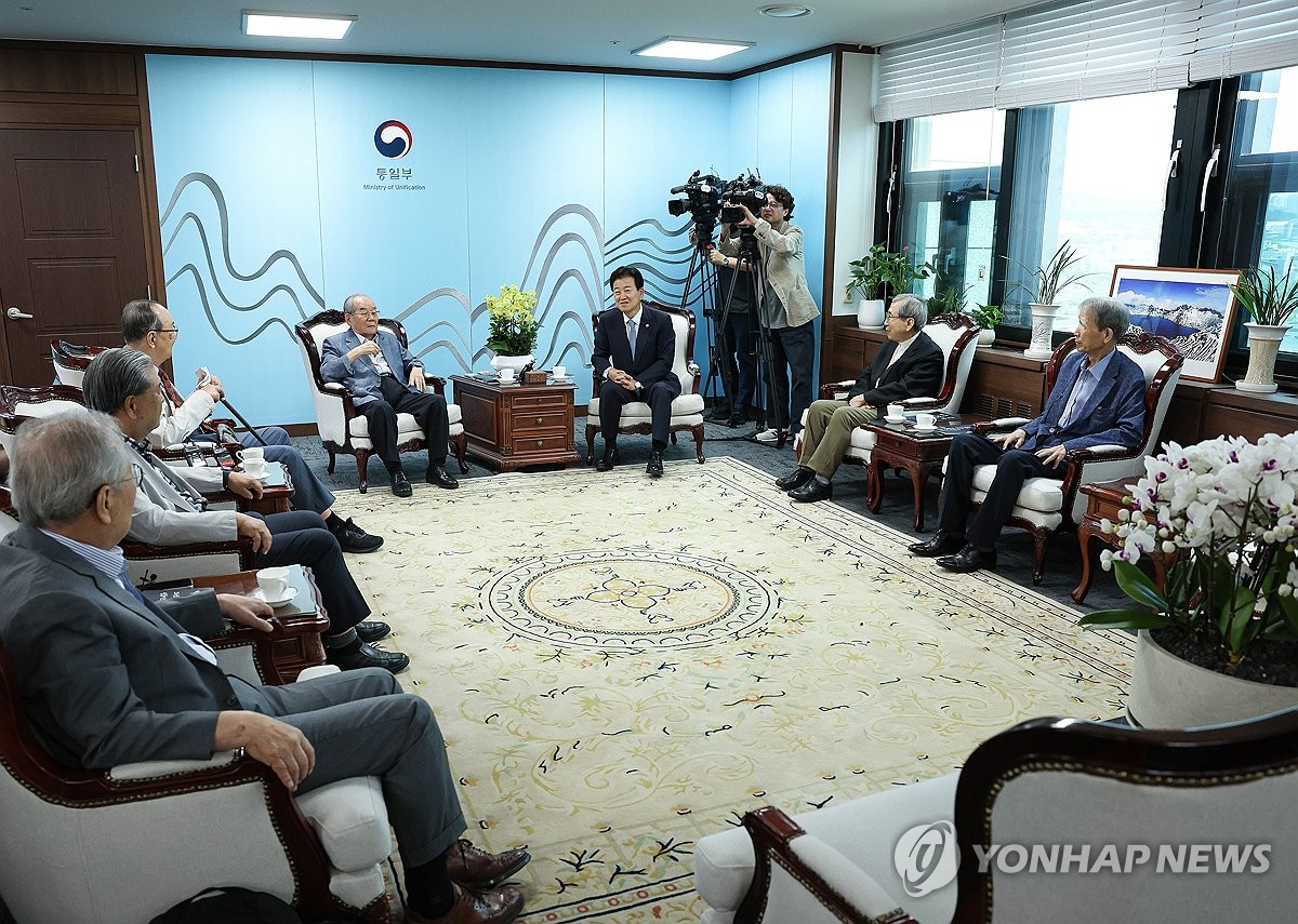 평화통일고문회의 위원들과 차담회 하는 정동영 장관