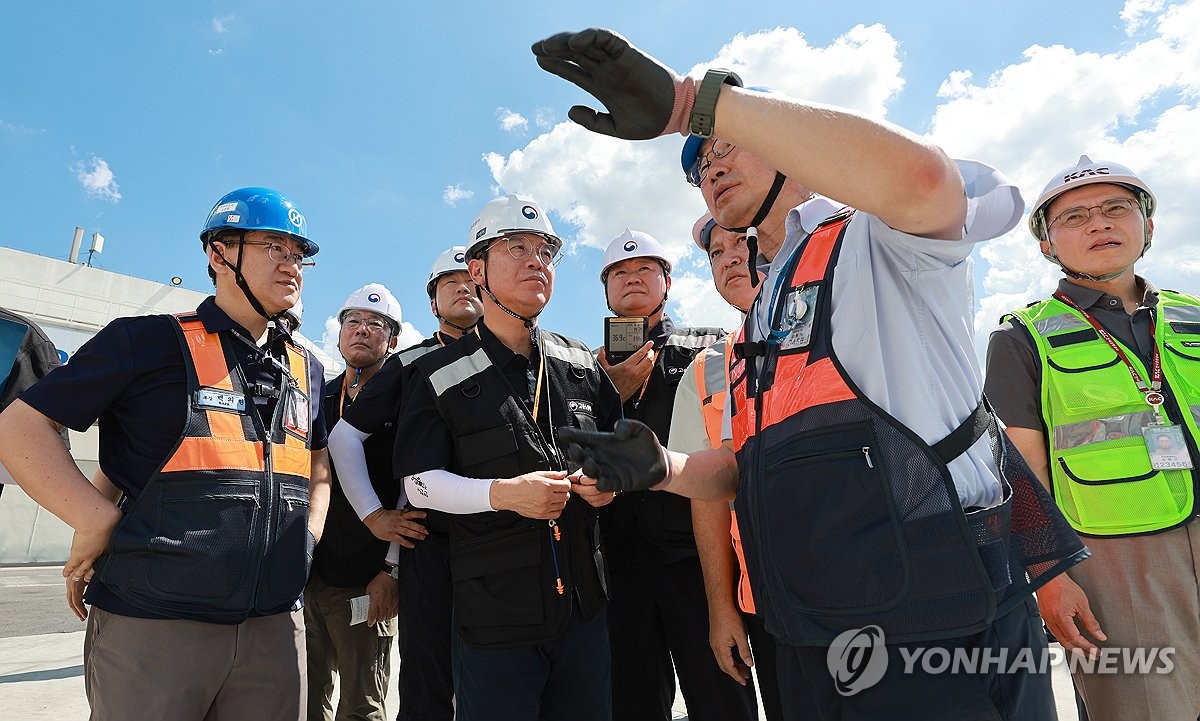 노동부 장관, 김포공항 지상조업 폭염현장 불시점검