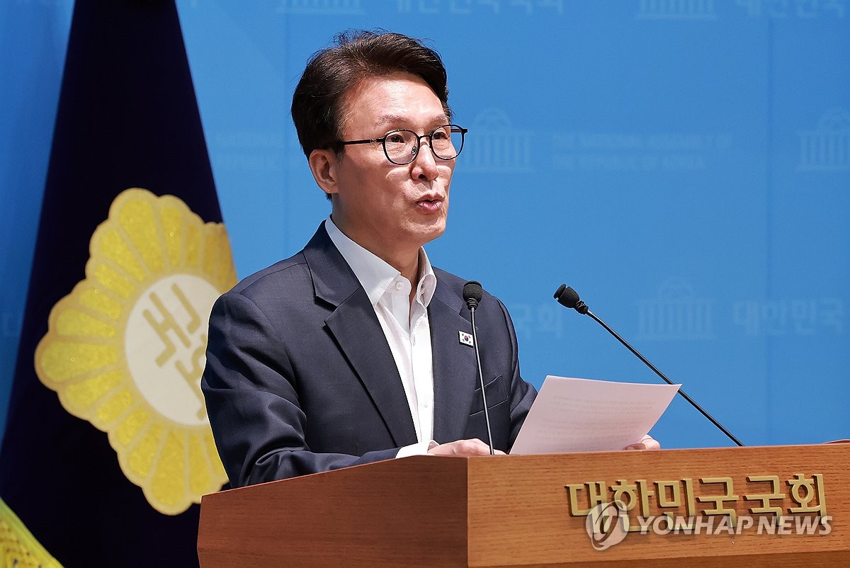 공약 관련 기자회견하는 민주당 김민석 당대표 후보