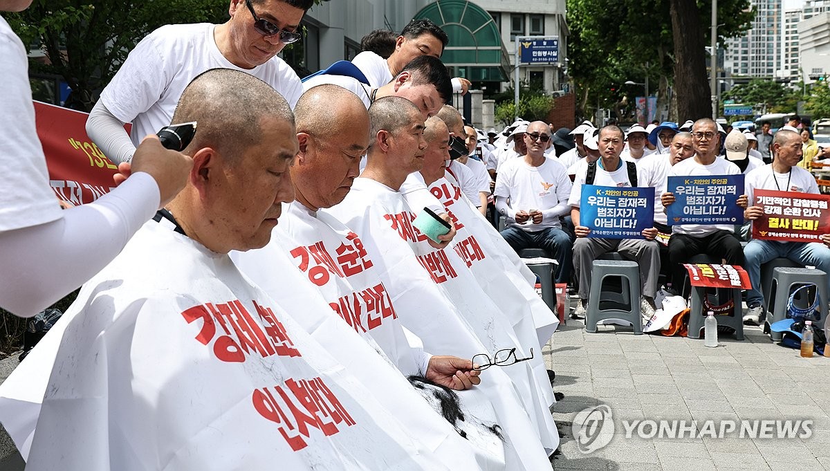 순환인사 반발해 삭발식 하는 경찰관들