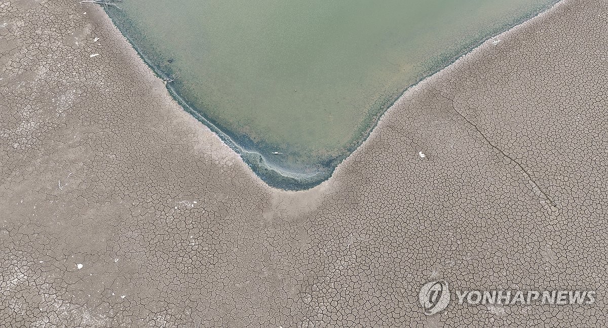 바닥 드러낸 저수지…밀양 무안면