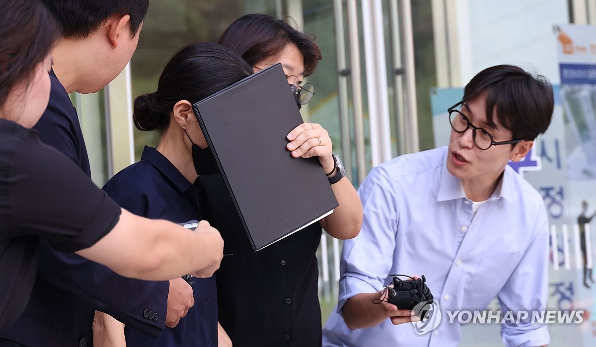 '천안 교회 11세 학대 사망' 외할머니 영장심사 출석