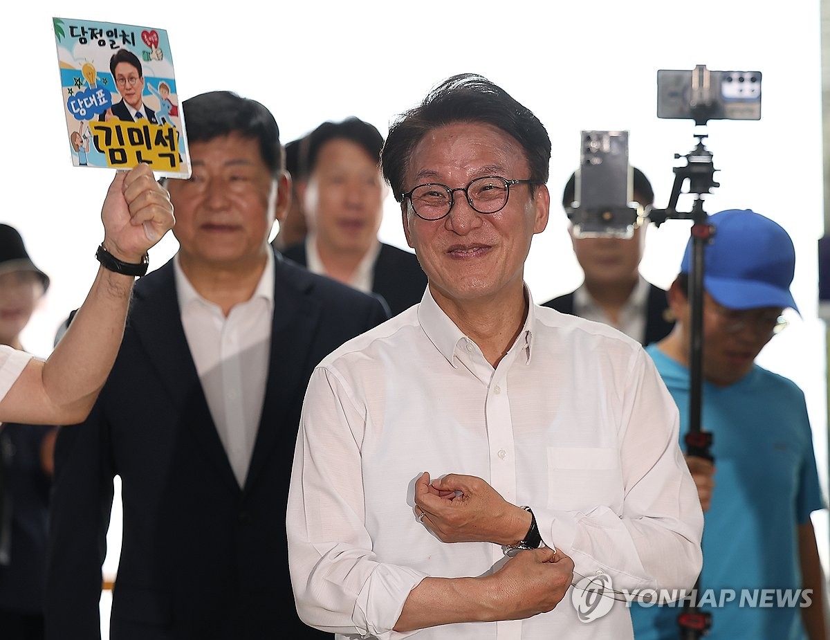 가락몰 찾은 김민석 당 대표 후보