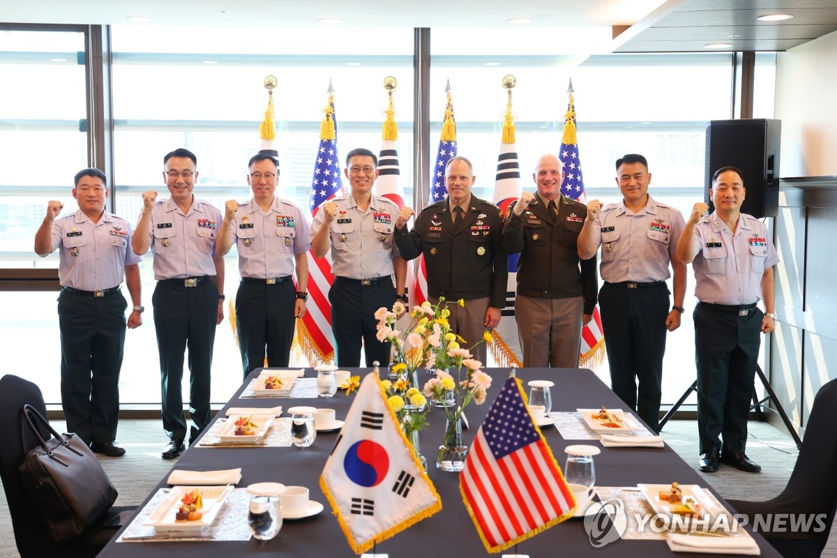 미 육군참모총장 직무대행 만난 김규하 육군참모총장