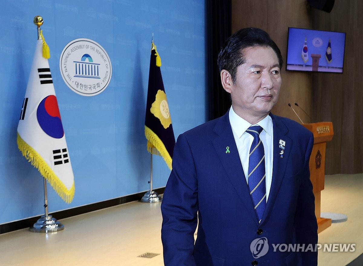 기자회견 마친 정청래 후보