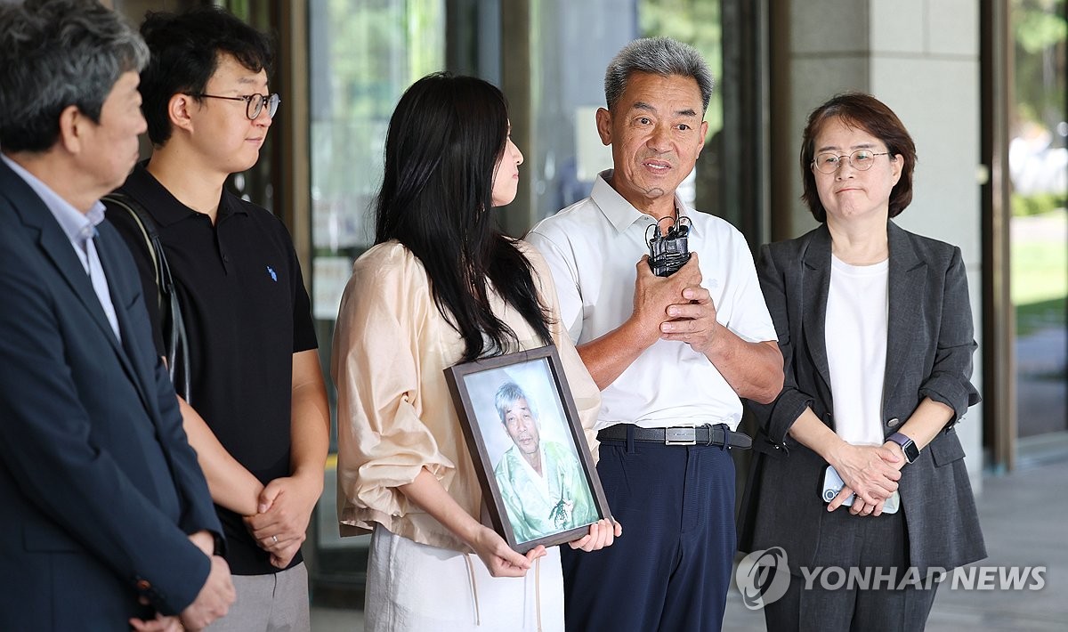 입장 밝히는 일본제철 강제동원 피해자 고 민문식 씨 가족