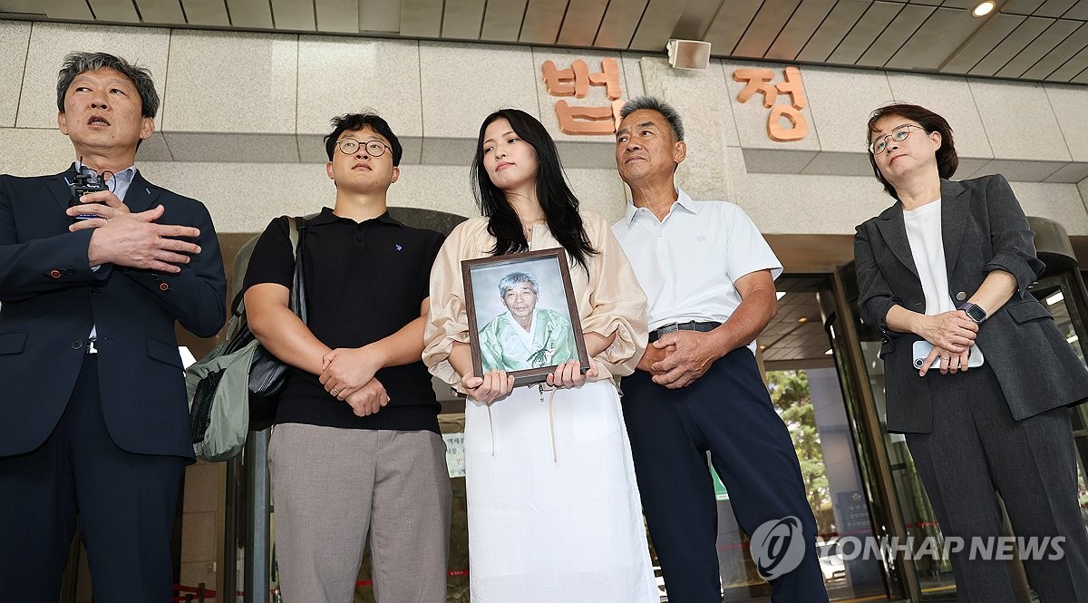입장 밝히는 일본제철 강제동원 피해자 고 민문식 씨 가족