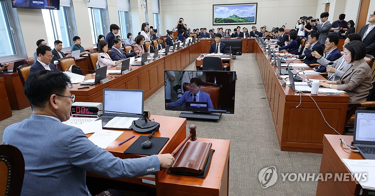의사봉 두드리는 김정호 기후환노위원장
