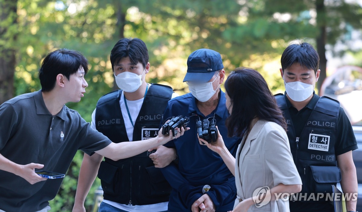'20대 지적장애인 성폭행 혐의' 60대, 구속심사 출석