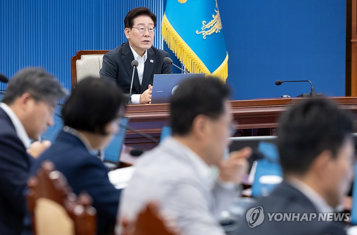 수석보좌관회의 주재하는 이재명 대통령