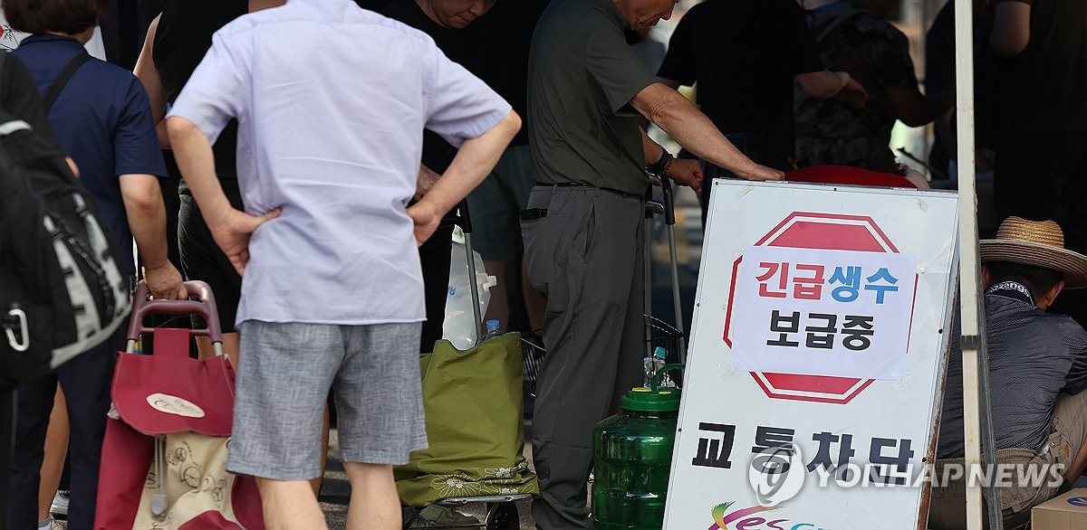 구미 단수 사태에 비상 급수 받는 주민들