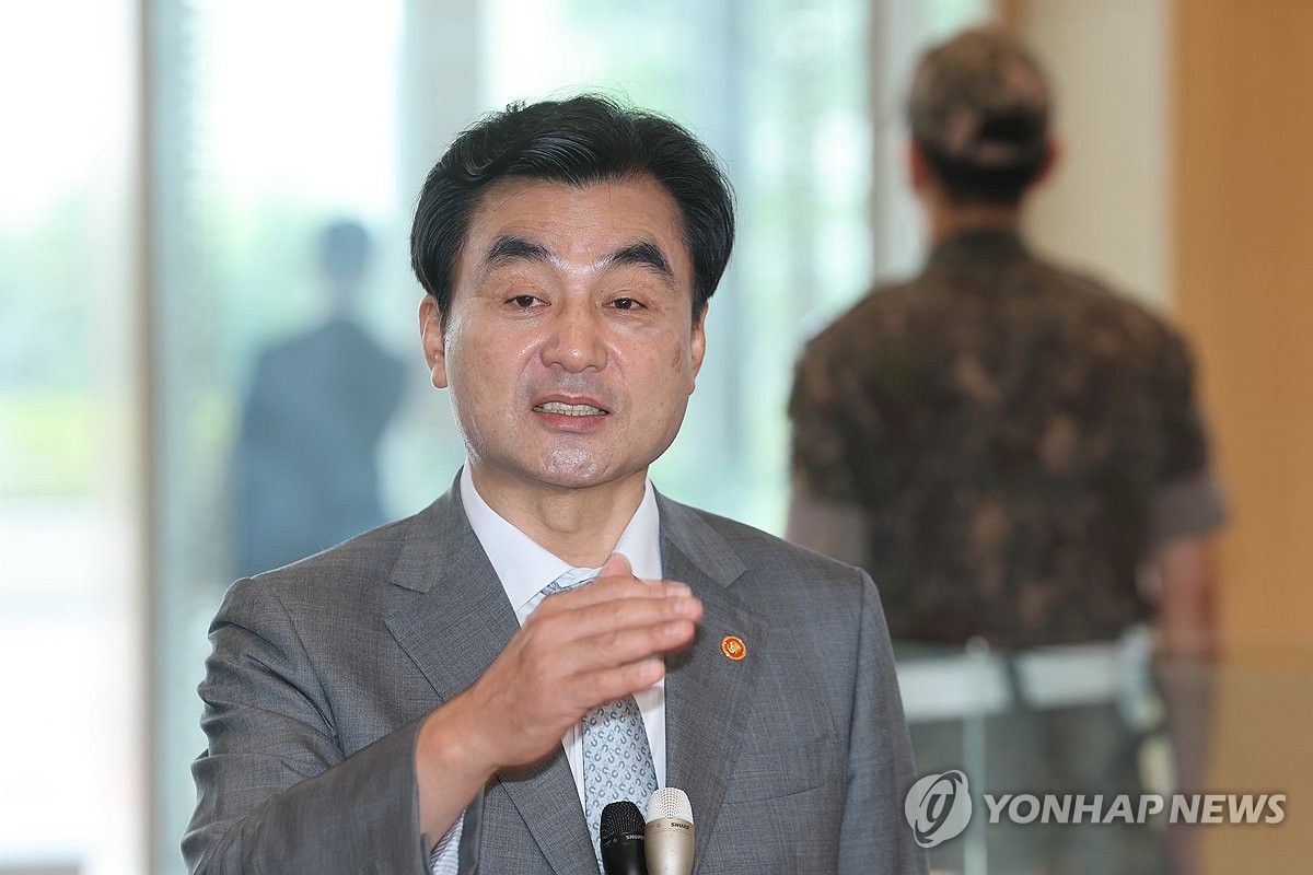 답변하는 안규백 국방부 장관
