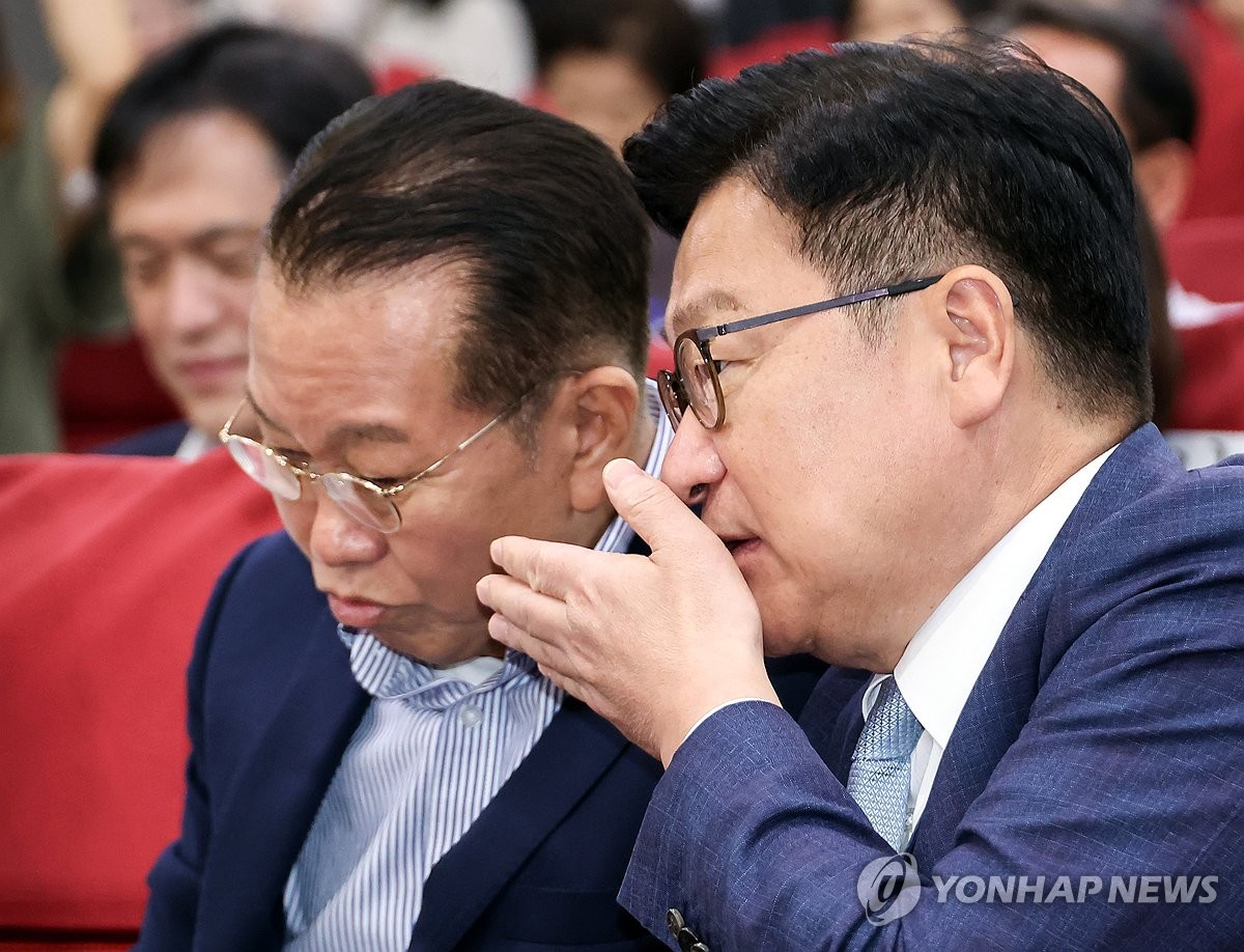 얘기 나누는 정점식-권영세