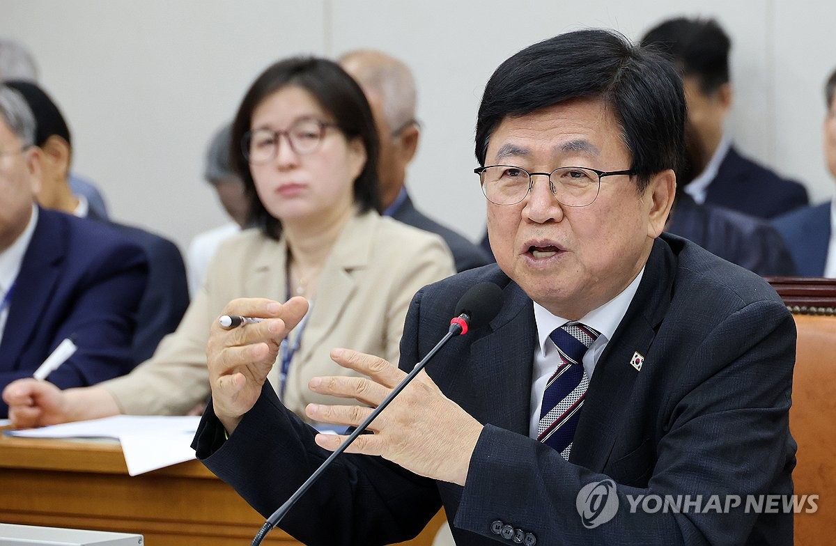 질의에 답하는 최교진 교육부 장관