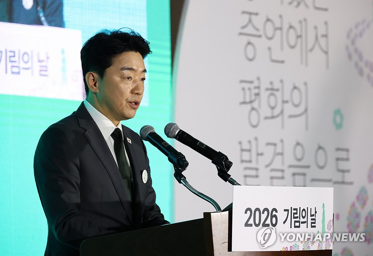 대통령 기념사 전하는 강훈식 비서실장