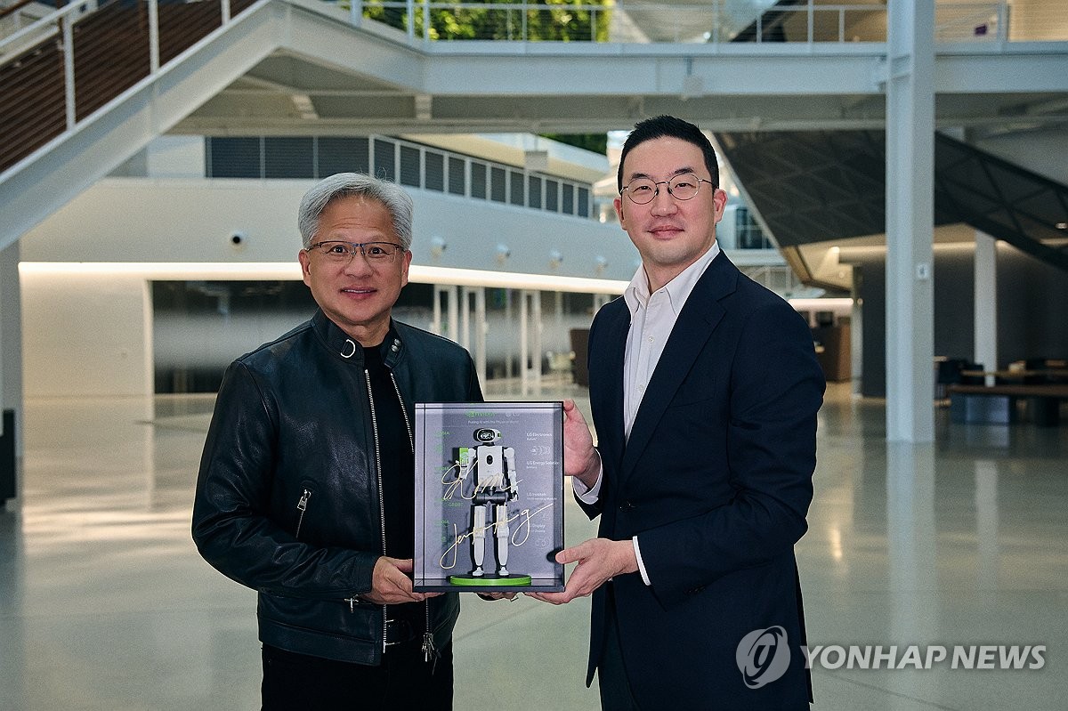 피지컬 AI 등 전략적 사업 협력 업무협약(MOU) 맺은 젠슨 황 CEO와 구광모 회장