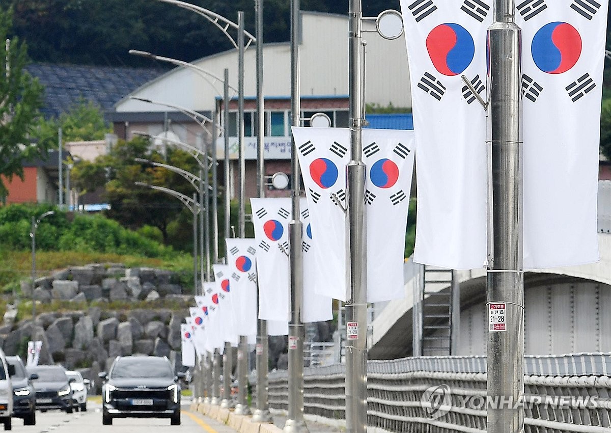 제81주년 광복절 앞두고 강원 화천군 거리에 태극기 게양