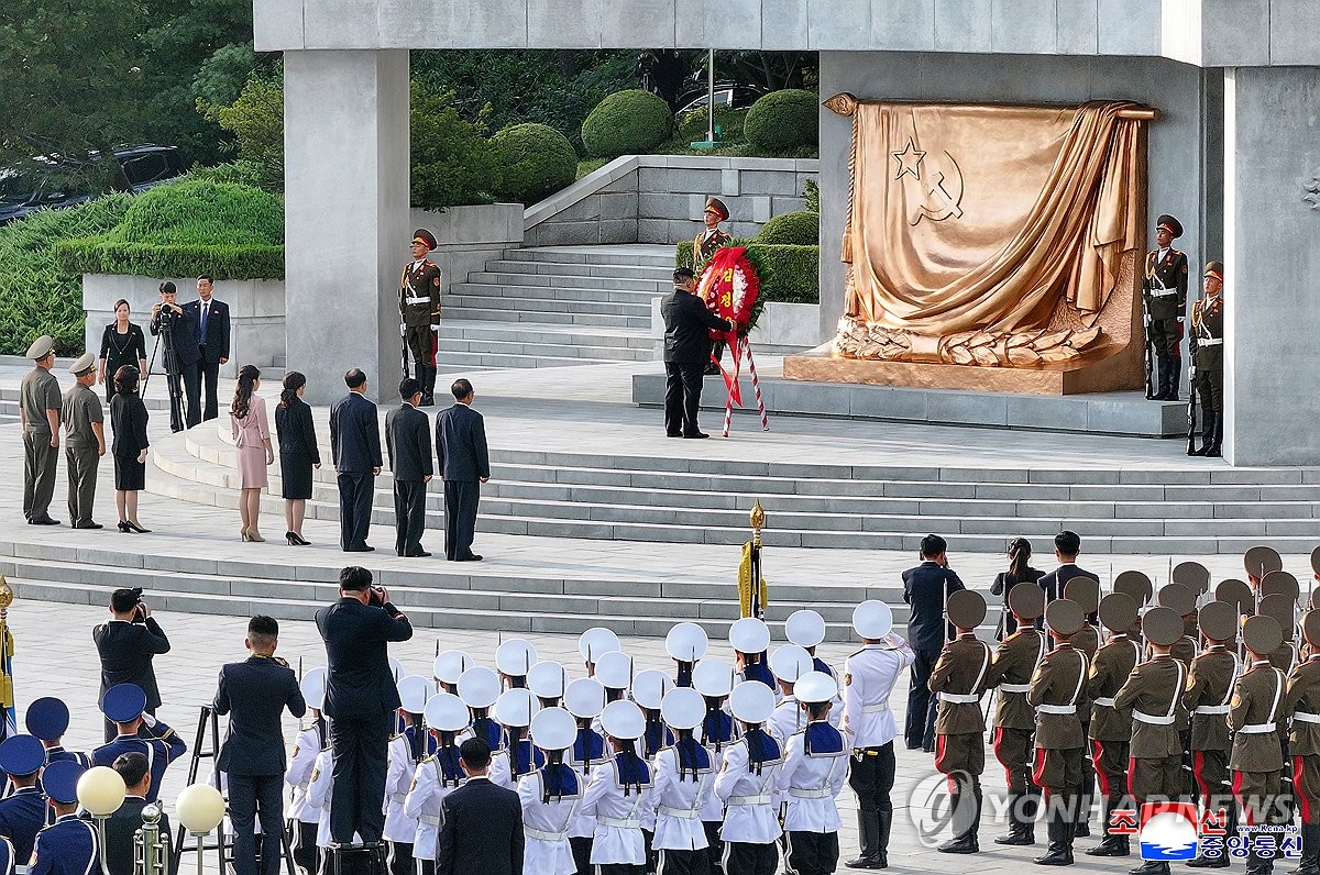북한 김정은, 광복 81주년 맞아 해방탑 참배