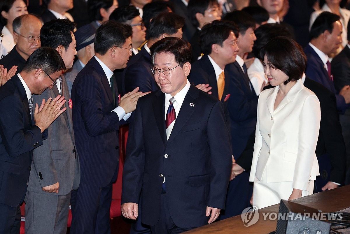 이재명 대통령 부부, 광복절 경축식 입장