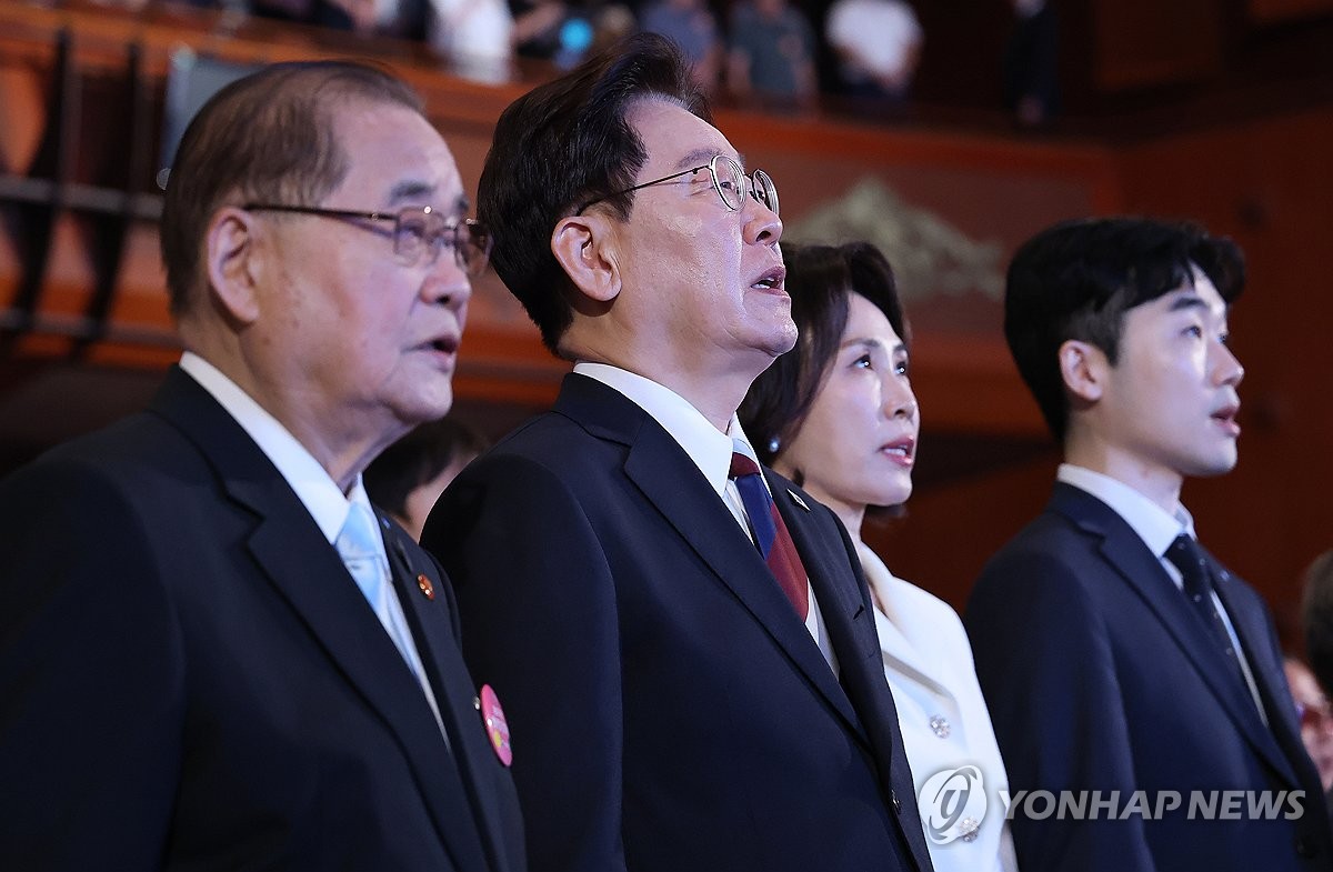 애국가 제창하는 이재명 대통령