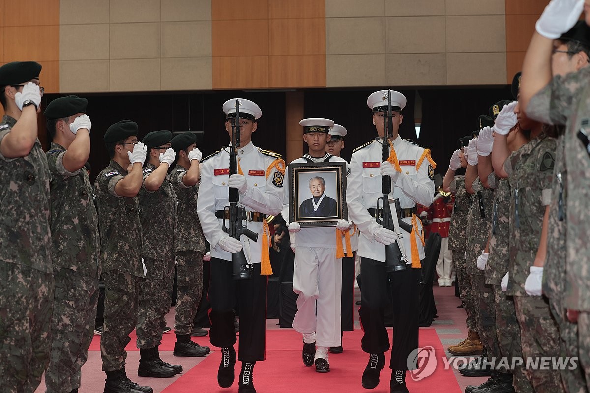 영결식장 나서는 이석규 애국지사 영현