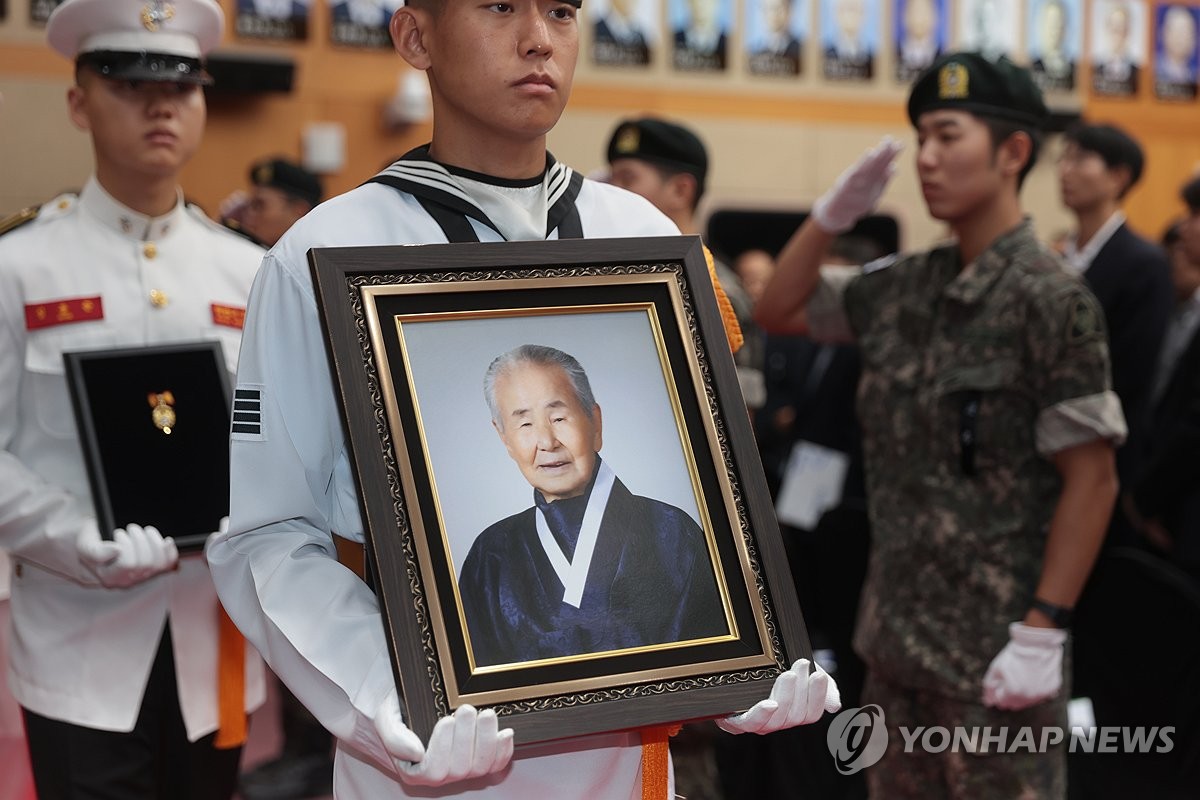 운구되는 이석규 애국지사 영현