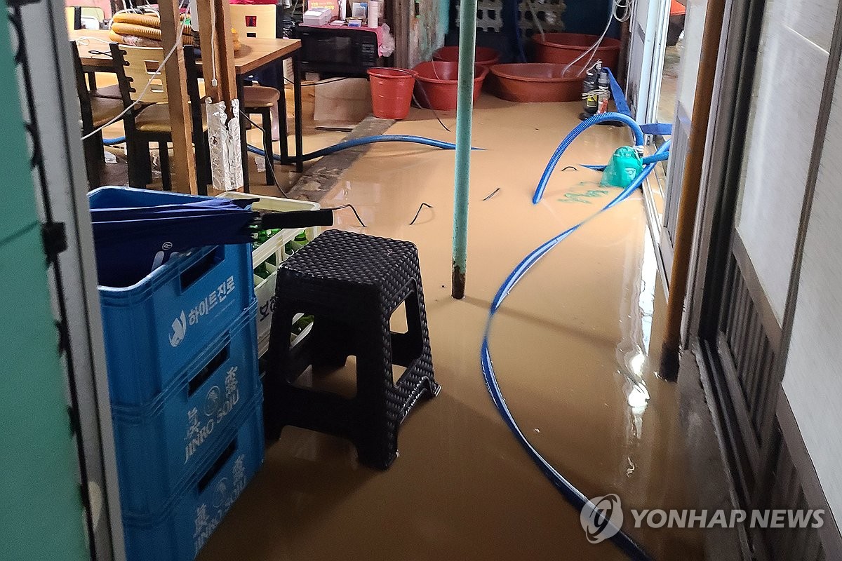 쏟아진 비에 침수된 식당